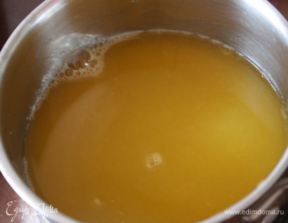 Желатин замочить в холодной воде на 10-15 минут. Сок поставить на огонь,можете добавить сахар по вкусу,я не добавляла, т.к. варенье сладкое. Торт сам по себе очень сладкий, поэтому кислинка будет тут уместна.