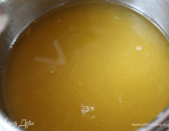 Сок нагреваем,но не кипятим. Если у вас листовой желатин, то сразу его кладем (предварительно обсушив) в наш нагретый сок. Если порошковый, то немного отливаем сока, греем посильнее, в нем разводим желатин, постоянно мешая, процеживаем и смешиваем с остальной массой.Убираем в холодильник ненадолго охлаждаться.