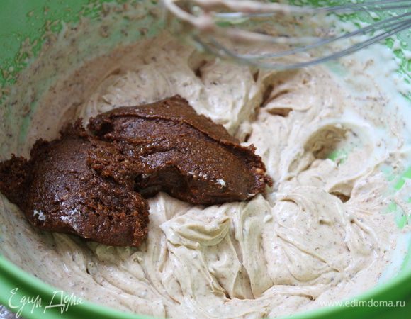 Теперь крем. Для крема нам нужно смешать сметану с сахарной пудрой,я взбивала миксером,постепенно добавляя ореховую пасту.Убираем пока в холодильник.