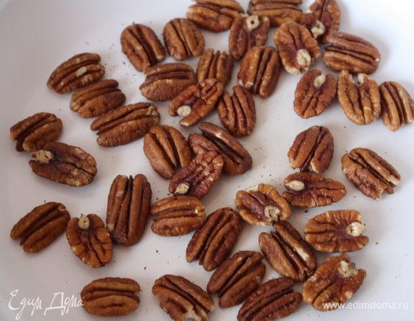 Обжариваем орехи на сухой сковороде.