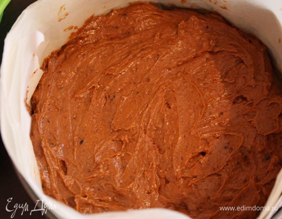 Достаем, мажем половиной крема и снова убираем в холодильник.