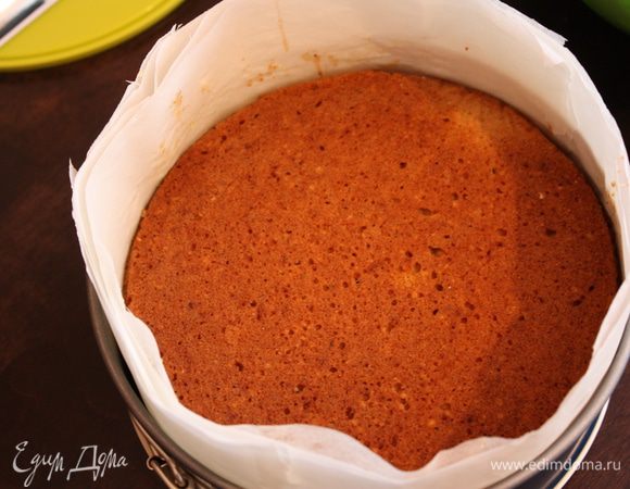 Достаем и выливаем оставшееся желе, опять убираем в холодильник на 15 минут и накрываем сверху оставшимся коржом.