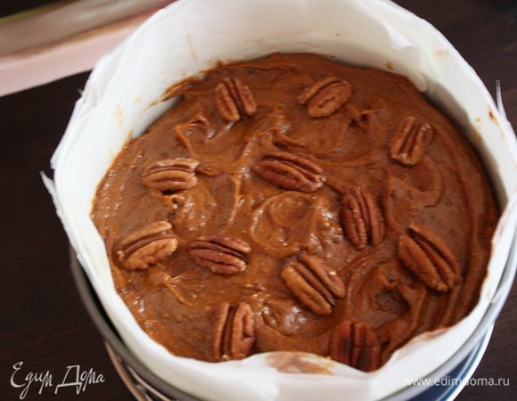 Обмазываем кремом сверху,немного оставляем на промазку боков и убираем в холодильник на 3-4 часа.