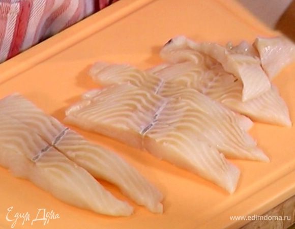Рыбу нарезать полосками толщиной 1 1/2 см.