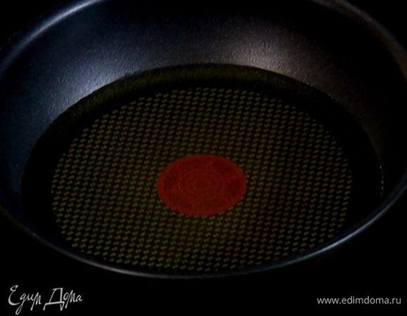 Разогреть в сковороде оливковое масло.