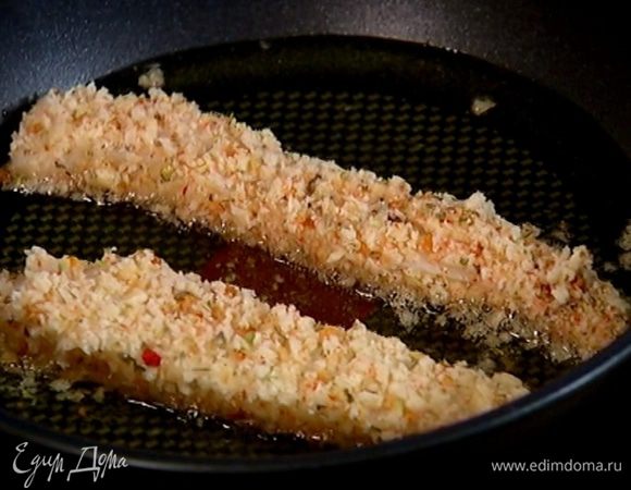 Каждый кусок рыбы обвалять в муке, затем обмакнуть в яйцо, обвалять в сухарях и обжарить со всех сторон в разогретом масле.