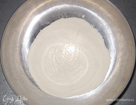 Муку просеять. Добавить соль и дрожжи, хорошо перемешать. 