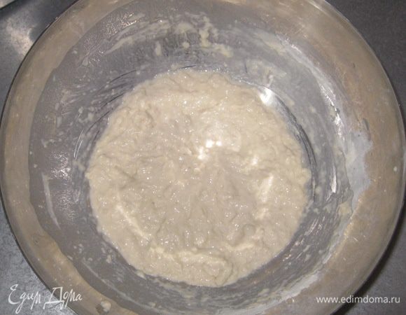 В муку влить воду и замесить тесто. Оно получается густое и вязкое. 