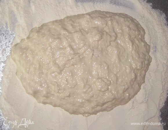 На стол насыпать 150 грамм муки и выложить тесто. 