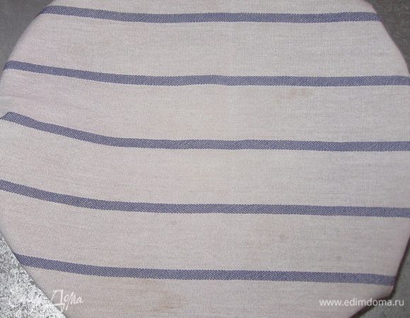 Накрыть полотенцем и оставить на 1 час. Тесто во время брожения один раз обмять. 