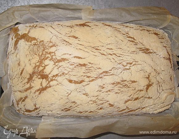 Вынуть из духовки. Убрать пергамент и лишнюю муку.