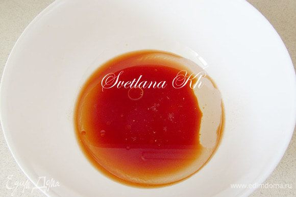 Томатный сок смешайте с растительным маслом, посолите. Можно приготовить сок из томатной пасты.