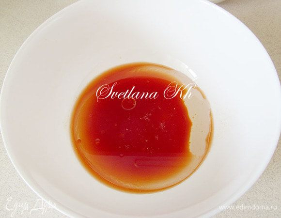 Томатный сок смешайте с растительным маслом, посолите. Можно приготовить сок из томатной пасты.