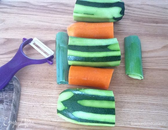 Промыть, очистить, разрезать на части одинаковой длины. У меня - 10 см