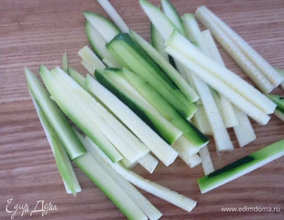 Цукини нарезать брусочками, длиной 10 см, и шириной не более 1см.