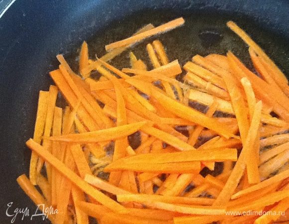 Нагреваем сковороду. добавляем 2 столовые ложки оливкового масла.
На активном огне доводим морковку до румяного состояния. Не поджариваем, скорее карамелизуем легко. (1-3 минуты)