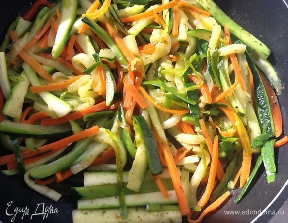 Без крышки держим на среднем огне 2 минуты,
перемешиваем. и томим еще 2 минуты.