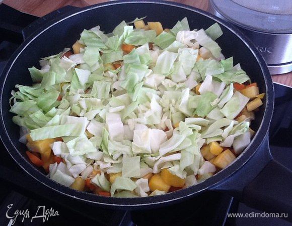 Добавляем капусту (также обязательно порезанную кубиками)