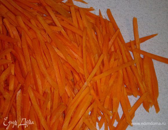 Морковь очистить, нарезать тонкой длинной соломкой. Если есть специальная терка - браво! )))) Я совсем недавно нашла такую чудо-терку (за символичную цену в 25 рублей ) главное беречь пальцы и ладони )
