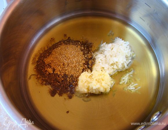 Масло налить в ковш, отправить туда чеснок и имбирь, всыпать все специи общим весов 15-20 г (ориентируемся на свой вкус)**** Отдельные отметки по специям**** Здесь парадом заправляет кориандр, потом сахар и немного соли, по маленькой щепотке перцев и (если вы не ярый противник пищевой химии) глутамат натрия. Последний является усилителем вкуса. В моем доме на столе такая приправа не стоит, но если на сковороде шкворчит мясо по-вьетнамски или что-то в таком духе - можно и добавить маленькую щепотку 