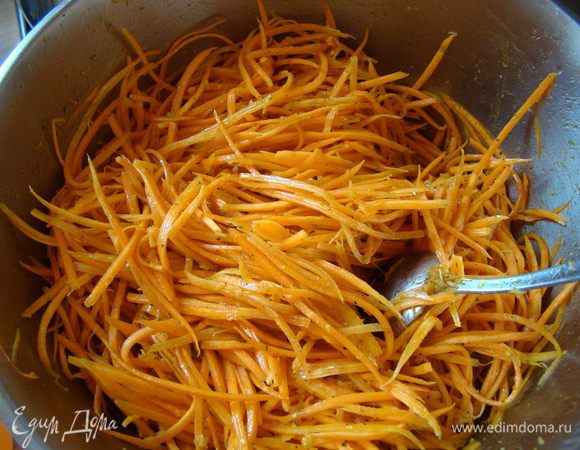 Залить кипящим маслом морковь, влить уксус и хорошо перемешать