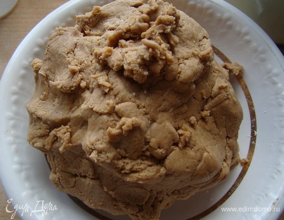 Вымешаваем мягкое, но не липкое тесто