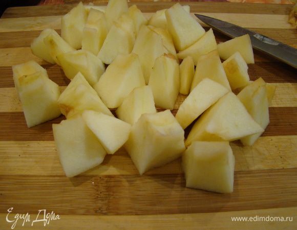 Яблоки чистим и нарезаем кубиками