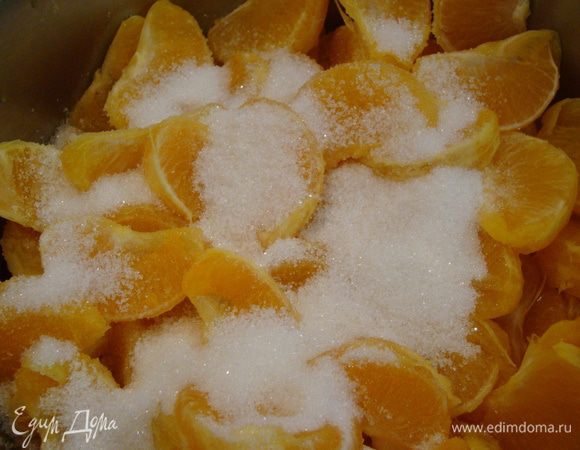 Разделяем на дольки (от косточек, если они есть, тоже хорошо бы избавиться), добавляем яблоко, засыпаем сахаром, оставляем на ночь