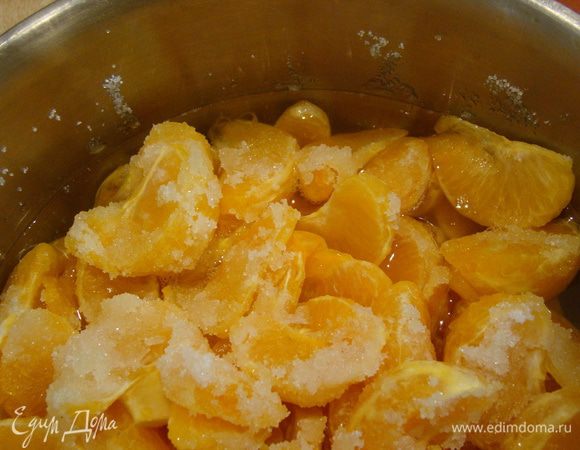 Утром вот такая картина - фрукты пустили сок и нам не надо добавлять воду, чтобы сварить конфитюр