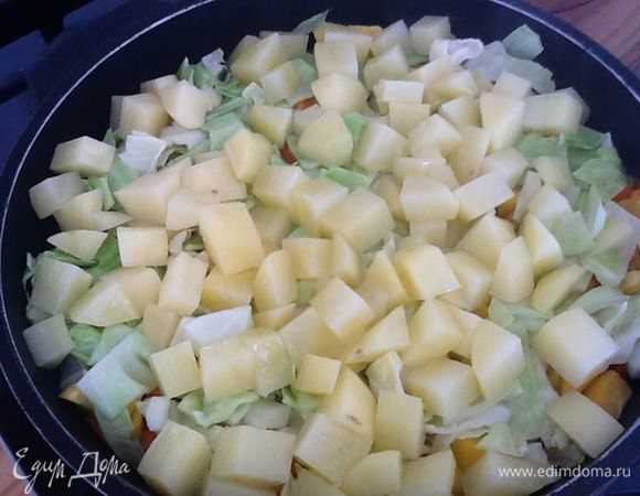 Добавляем картофель порезанный квадратиками