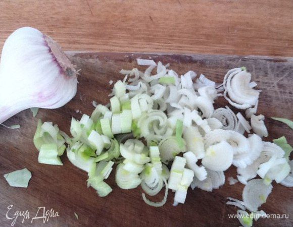 Можно добавить чеснок. Чеснок в данном блюде факультативен. Можно и не добавлять. Это кто как больше любит