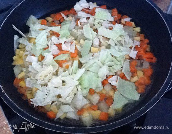 Доливаем немного воды, чтобы овощи немного припустить. Овощи не должны плавать в воде, они должны просто пропариться. Вспомнила выражение "Проще пареной репы":-) Тушим до мягкости и до изменения цвета.