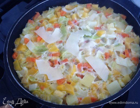 В самом конце добавляем немного слайсов пармезана. Пармезан придаст блюду особый вкус.