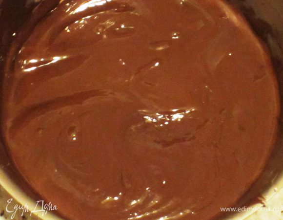 Растопить  шоколад на водяной бане.....