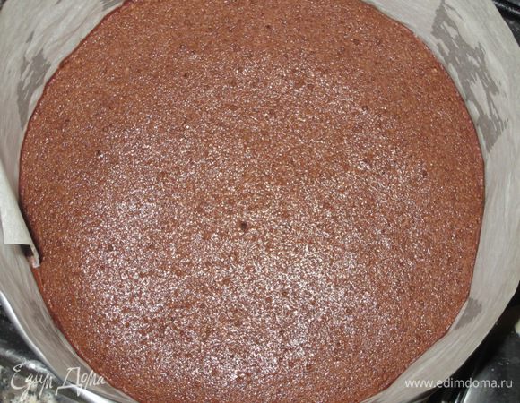 Дать немного остыть коржу, аккуратно снять бумагу и  положить основу на дно разъемной формы.