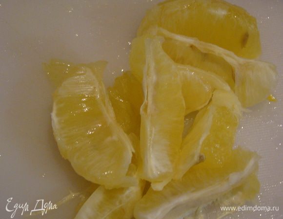 Лимоны очистить от кожуры, разобрать на дольки, отправить в кастрюлю