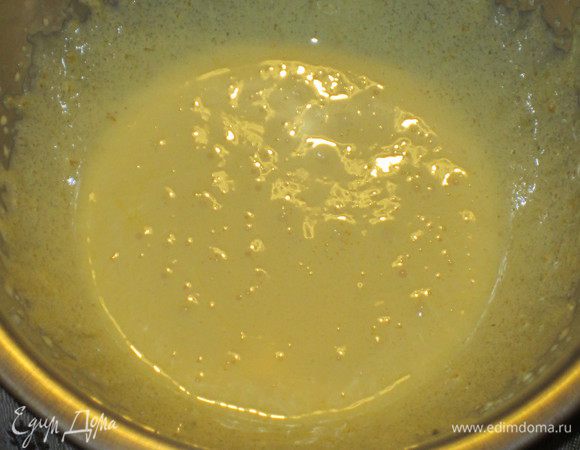 ......тонкой струйкой влить горячее молоко, непрерывно  помешивая. 