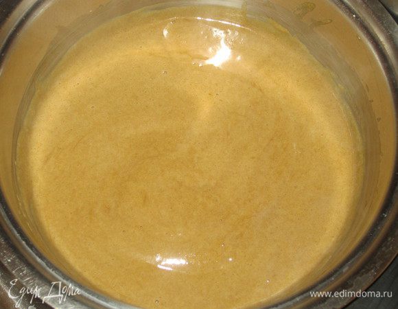 Перелить обратно в кастрюлю и на медленном огне варить до загустения, постоянно помешивая.