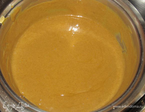 Желатин тщательно отжать и ввести в горячий крем, энергично помешивая, чтобы желатин растворился в креме.