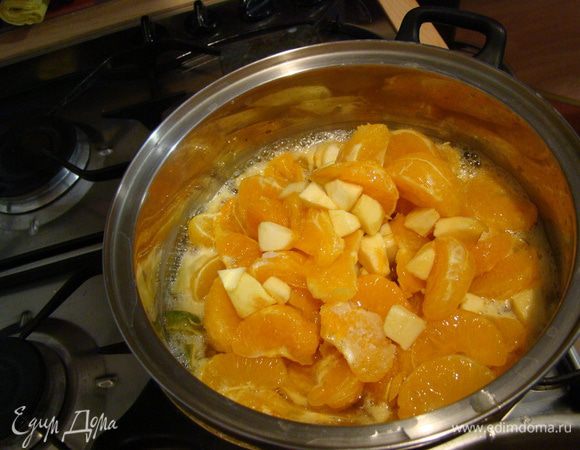 Добавляем мандарины - оставляем вариться на среднем огне минут 30-40, влить алкоголь
