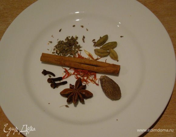 *СПЕЦИИ растереть в ступке, добавить в конфитюр* хорошо подходят: Корица, Гвоздика, Кардамон, Бадьян, Анис, Шафран, Мускатный орех, Корица, Розмарин (отсутствует на картинке). На этот раз у меня 3 коробочки кардамона, половина звёздочки бадьяна, хорошая щепотка аниса и веточка сухого розмарина