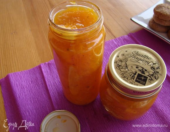 За 5 минут до окончания всыпать смесь для конфитюра (можно заменить слабым раствором желатина), выключить огонь, охладить, разлить по банкам