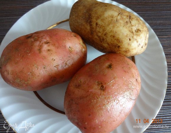 Картофель нужно взять одинакового размера, не поврежденный, тщательно вымыть со щеткой, обсушить бумажным полотенцем.