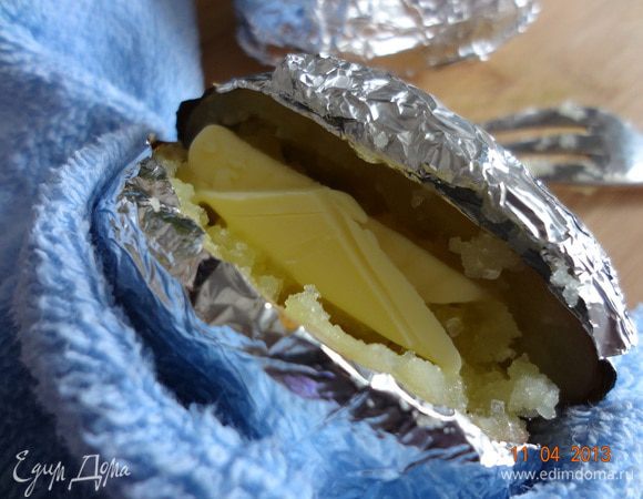 Положить в разрез кусочек масла (сколько хотите), оно начнет таять.