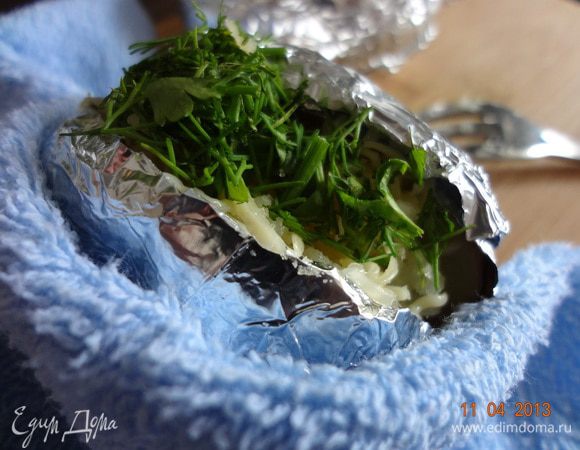 Затем щепотку тертого сыра и щепотку зелени. Немного вдавить начинку.