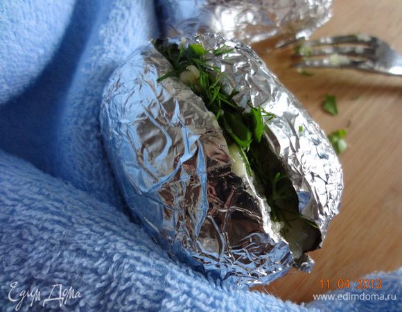 С помощью полотенца соединить разрез и плотно прижать концы. Так поступить с каждой картофелиной. Переложить в форму и поставить в выключенную духовку на 5 минут. Затем достать, раскрыть надрез, чуть перемешать начинку с мякотью вилкой, поперчить и можно кушать.