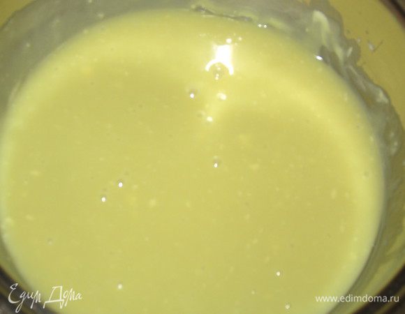 Влить 50 мл сливок в кастрюлю, добавить измельчённый белый шоколад и растопить на медленном огне до однородного состояния.