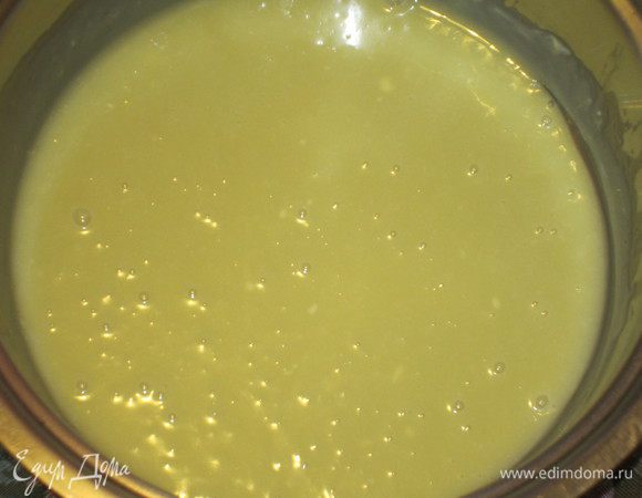 В крем из белого шоколада ввести отжатый желатин и хорошо размешать до полного растворения желатина