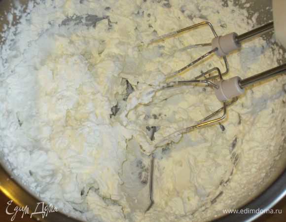 Оставшиеся сливки  взбить до пышной пены.