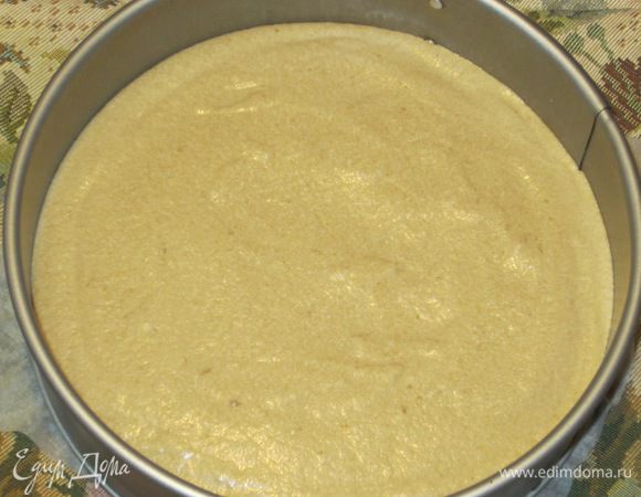  Ввести взбитые сливки в крем из белого шоколада, аккуратно  размешать и выложить на  кофейный мусс.Поставить в холодильник минимум на 12 часов. 